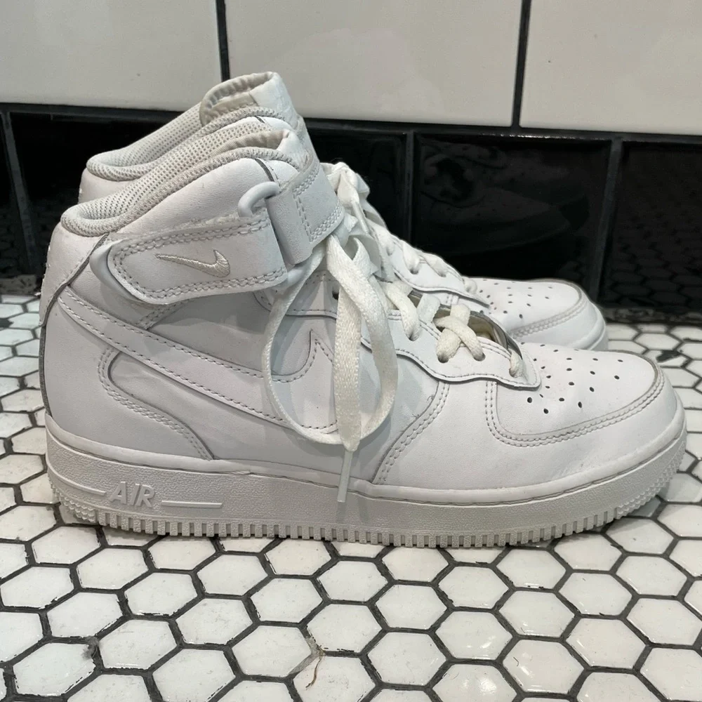 Nike Air Force 1 Mid White - Picture 4 of 7